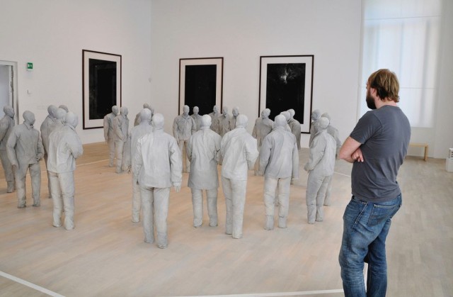 Скульптурная композиция серых человечков испанского скульптора Хуан Муньоза