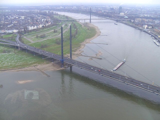Мост Теодора Хойса (Theodor-Heuss-Brücke)