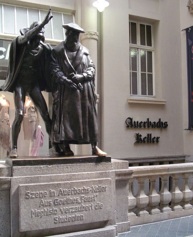 Бронзовая скульптурная группа работы Матьё Молитора перед входом в ресторан «Погреб Ауэрбаха» , изображающая Фауста в сопровождении Мефистофеля