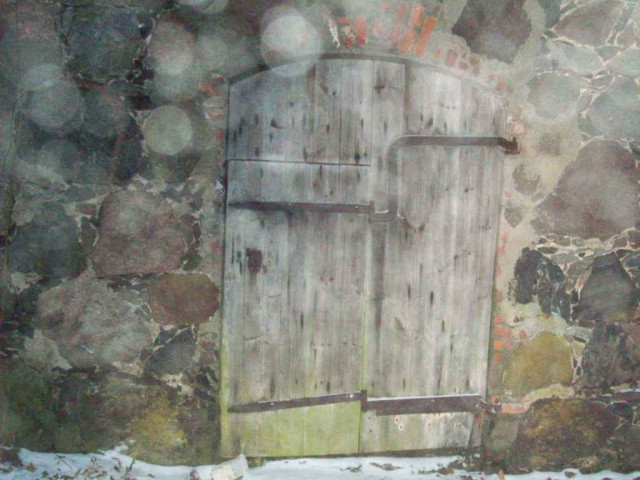 Амбарная дверь с калиткой (возраст более 300 лет)