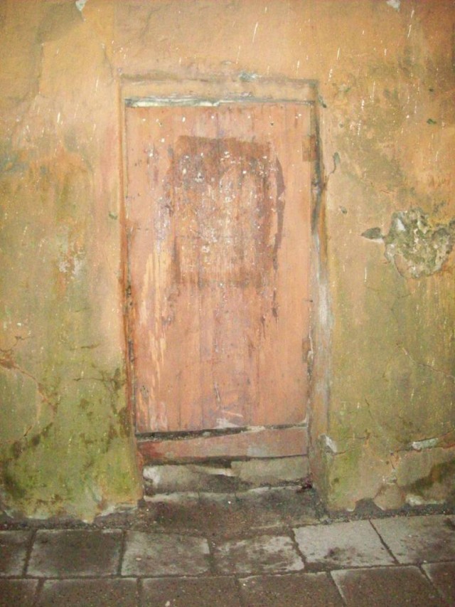 Похоже, эту дверь за последние 200 лет не открывали.