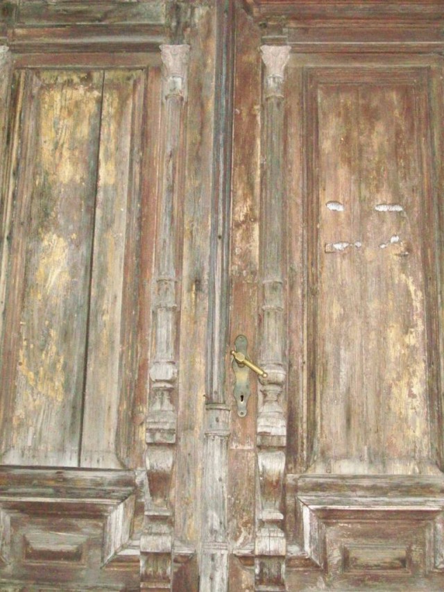 Со временем рисунок и конструкция дверей усложняются.