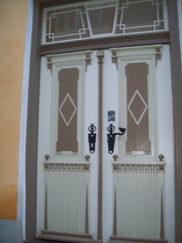 Накладные элементы украшают фасады дверей.