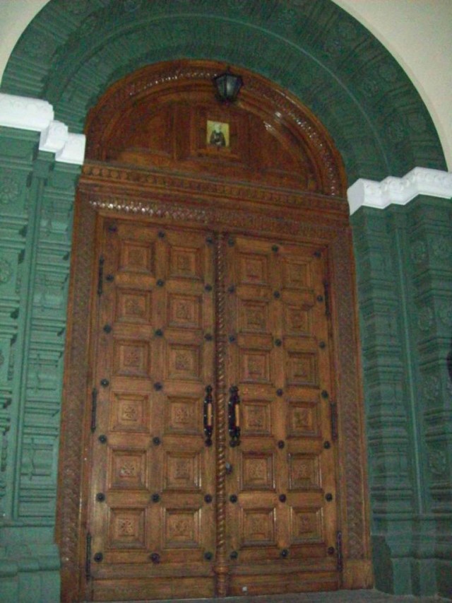 Это боковые двери собора Александра Невского в Таллинне