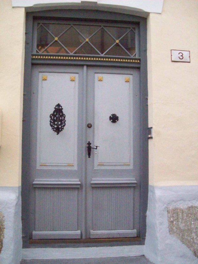 В украшении дверей использованы кованные и литые детали