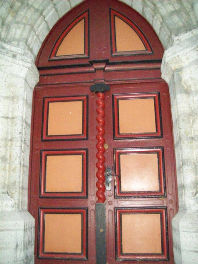 Солидному порталу соответствующая дверь.