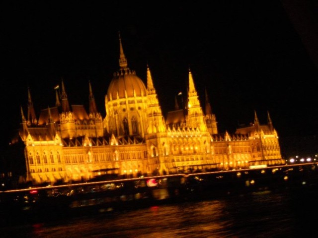 Парламент ночью
