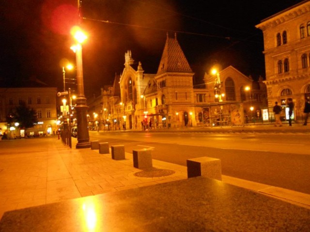 Площадь у рынка ночью