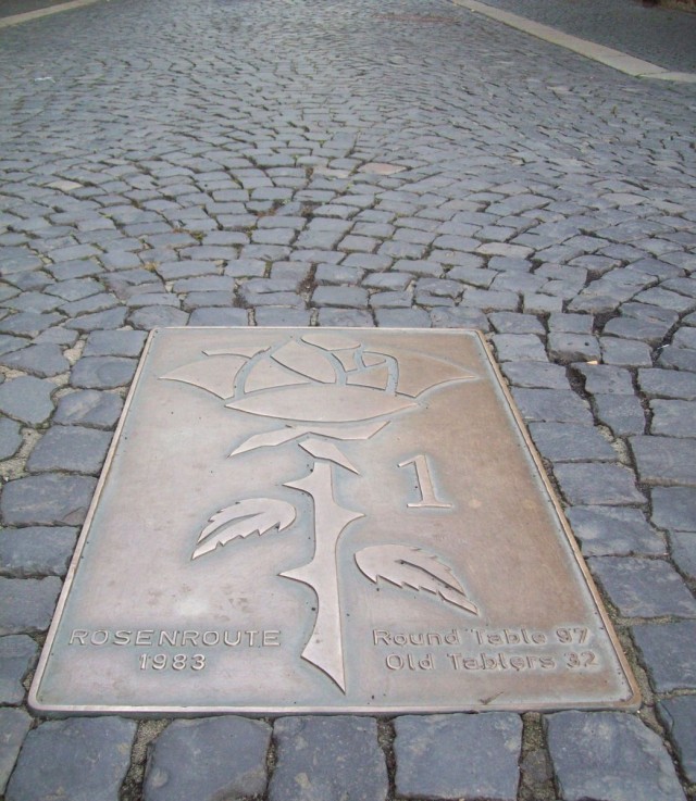 Табличка на мостовой напоминает о 1000 –летней легенде о розовом кусте в древнем г. Хильдесхайме.   