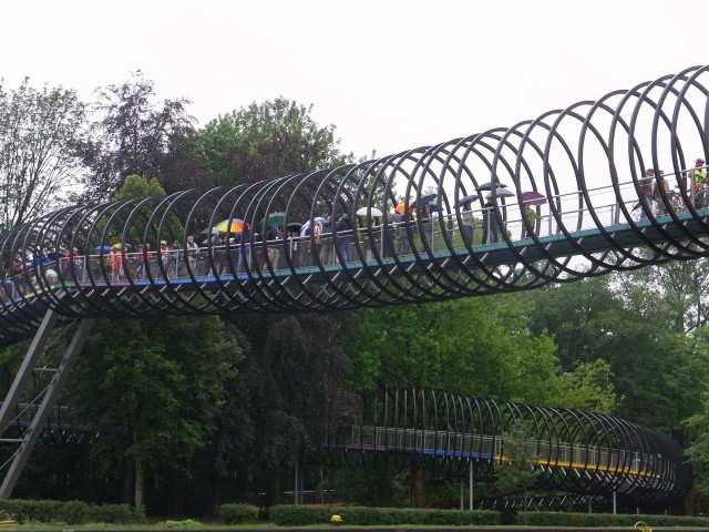 Пешеходный мост Слинки (Slinky Springs To Fame)