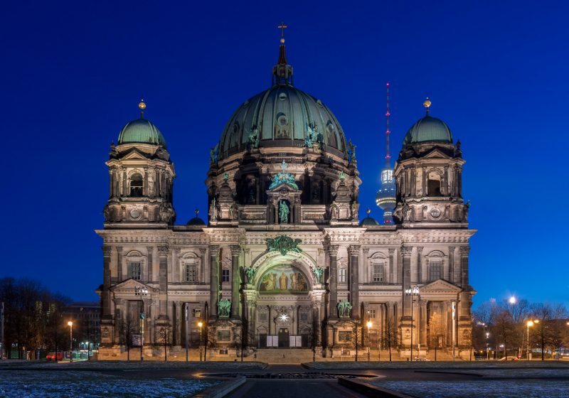 Берлинский кафедральный собор в ночной подсветке