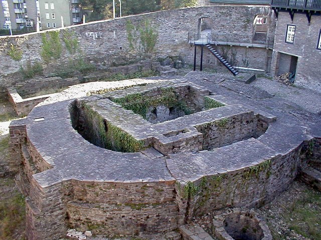 Овальная окружная стена и фундамент старинного здания эпохи Каролингов (IX в.)