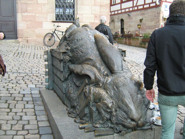 На площади рядом с Домом-музеем Дюрера установлена современная бронзовая скульптура гигантского зайца Юргена Гертца "Hommage á Dürer"(Дань уважения Дюреру)