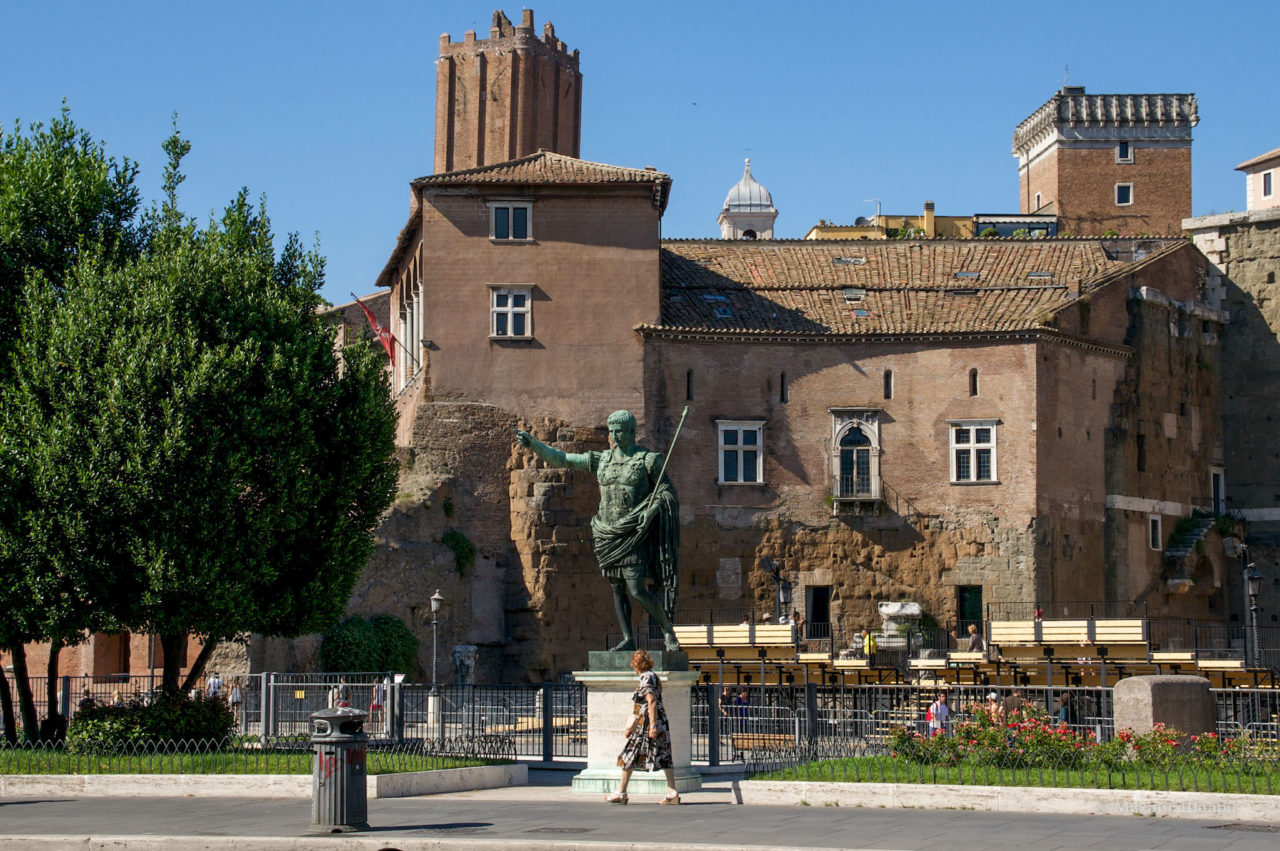 Памятник Октавиану Августу около форума