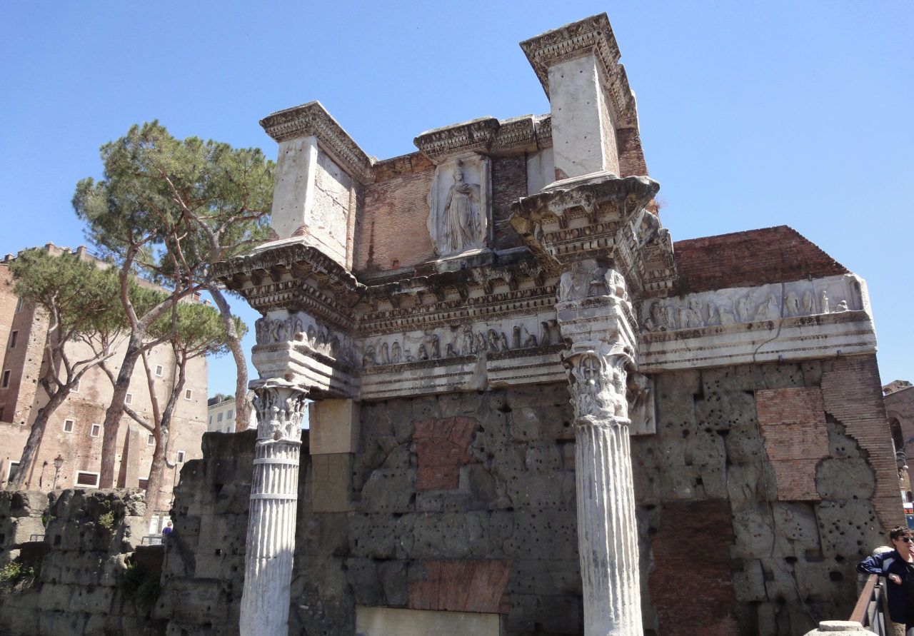От храма сохранились две колонны, часть фасада, фриз и рельефное изображение богини Минервы