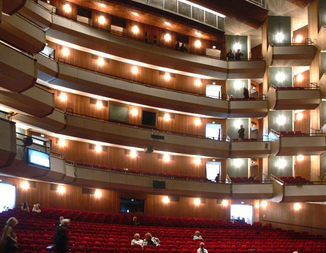Зрительный зал оперного  театра