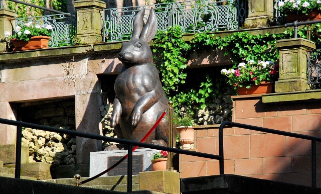 Медный заяц во дворе музея, работа Зураба Церетели