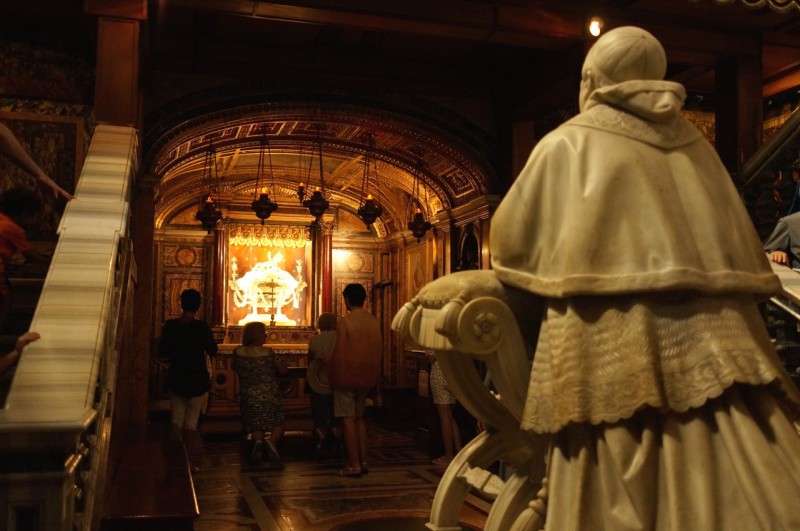 Скульптура папы Пия IX перед Святыми яслями