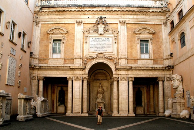 Во дворе дворца Консерватори (Palazzo dei Conservatori)