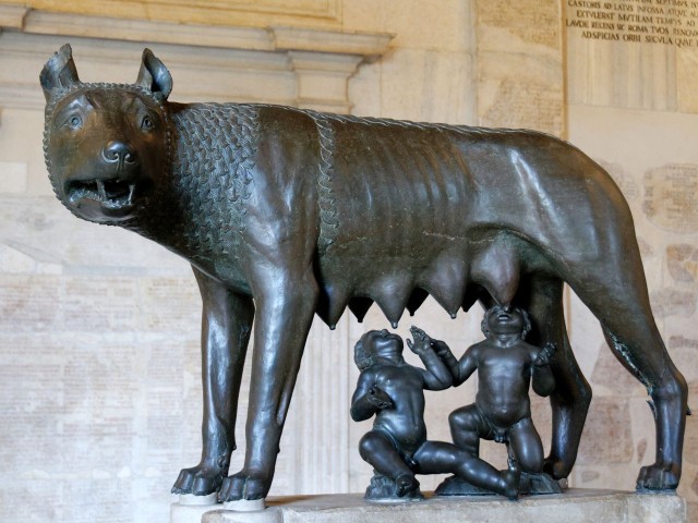 Капитолийская волчица (лат. Lupa Capitolina) — этрусская бронзовая скульптура, V в. до н.э. 