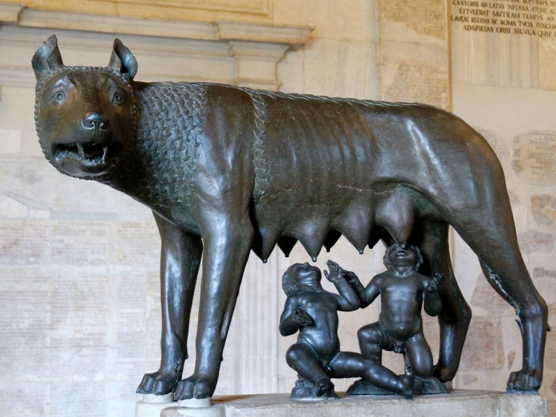 Капитолийская волчица (лат. Lupa Capitolina) (XIII века н. э.), работа скульптора Антонио дель Поллайоло