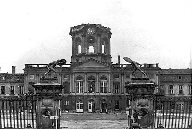Дворец в 1943 году после бомбардировки