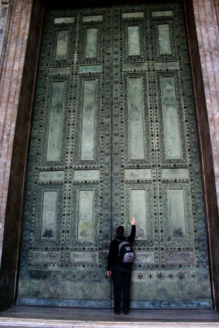  Центральный портал (бронзовые двери Курии Юлия)