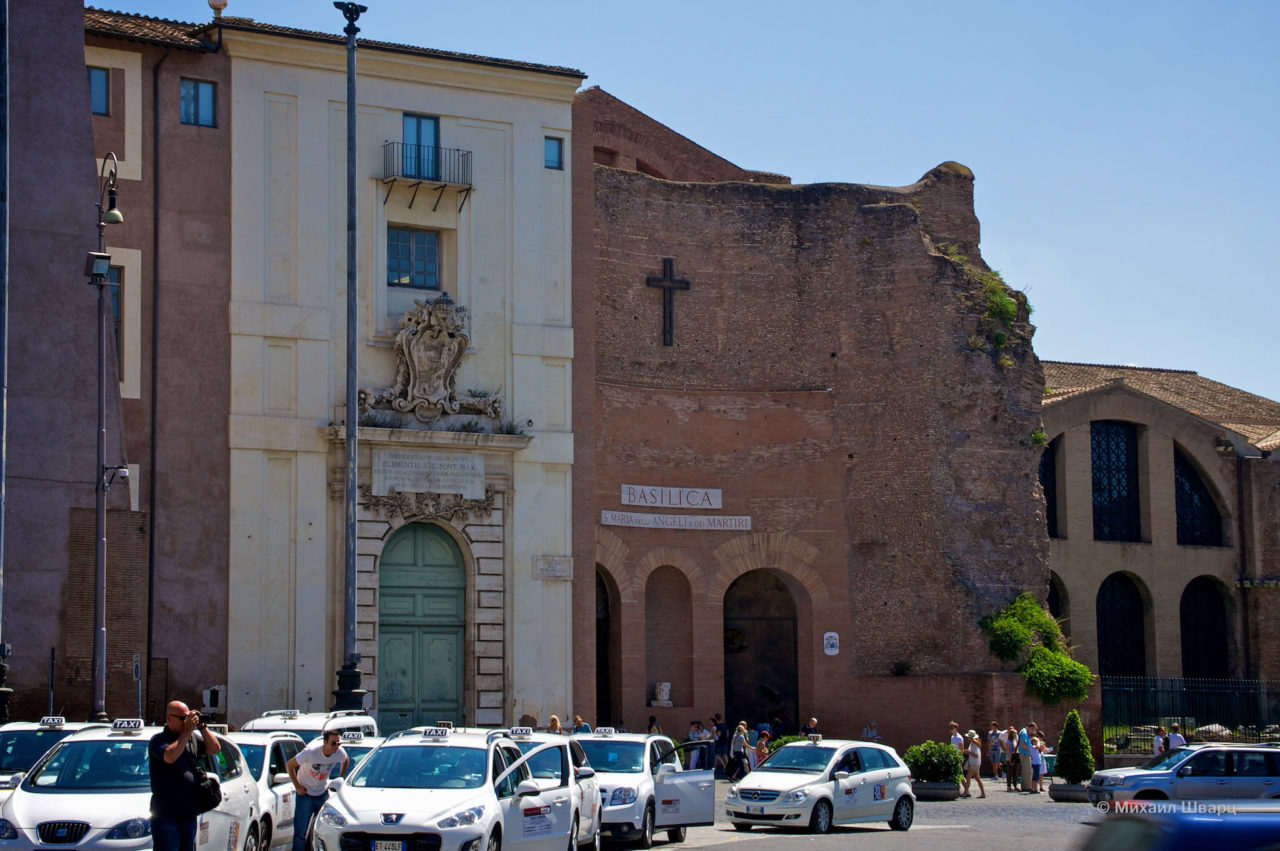 На месте центрального зала терм Диоклетиана возведена Базилика Санта-Мария-дельи-Анджели-э-деи-Мартири