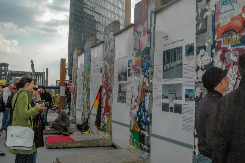 Остатки стены и экспозиция на Потсдамской площади