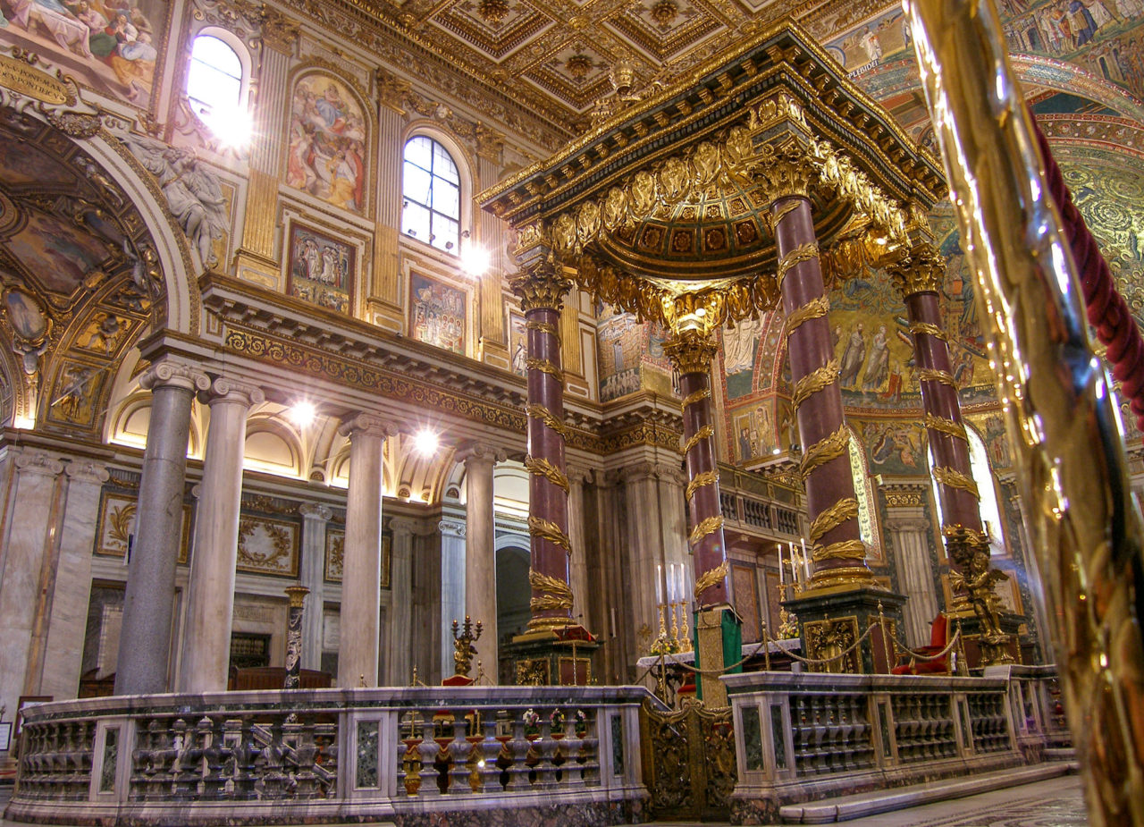 Торжественный балдахин над папским алтарем