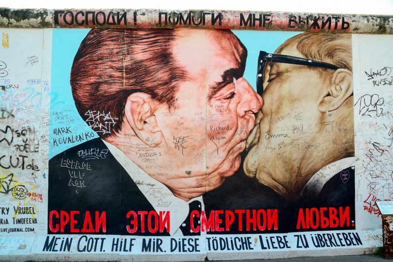 Братский поцелуй — граффити Дмитрия Врубеля