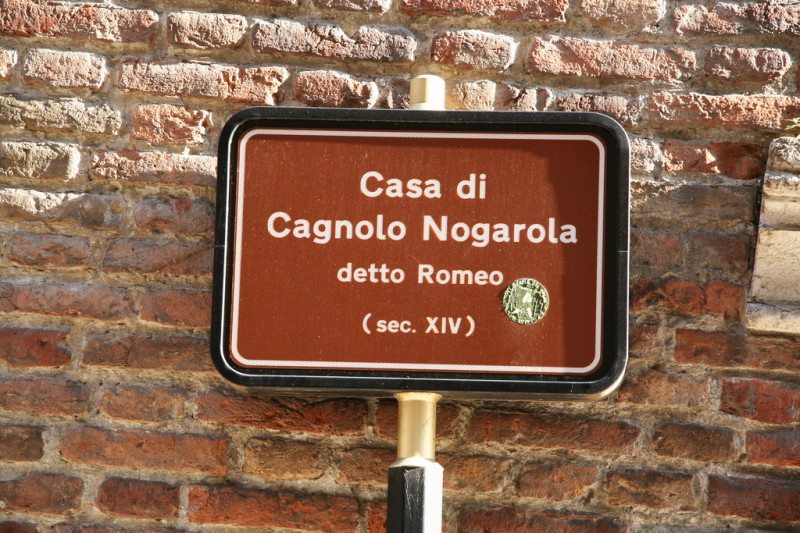Табличка возле дома Ромео