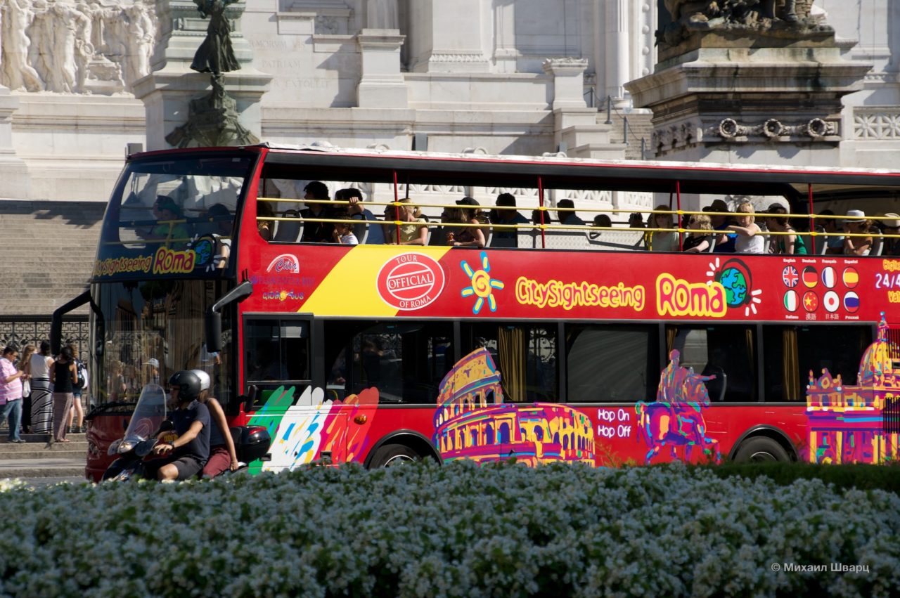 Красный экскурсионный автобус Сity sightseeing Roma