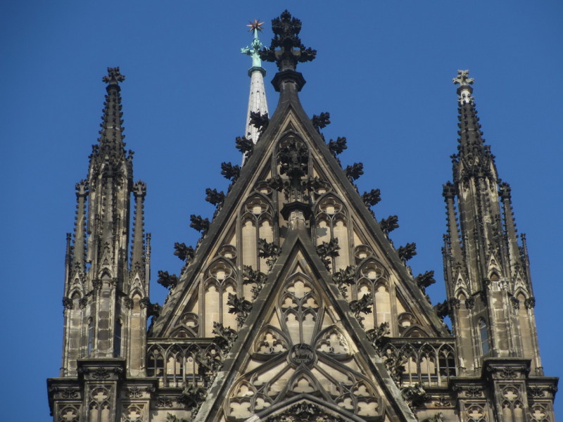 Крестоцветы на башнях собора