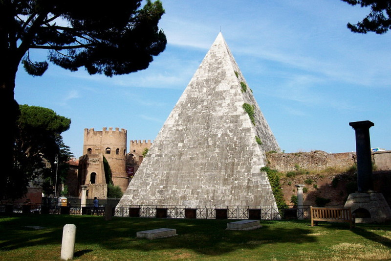 Пирамида Гая Цестия (Piramide Cestia) 