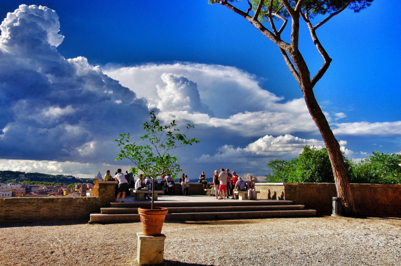 Смотровая площадка с видом на Тибр, холм Яникул, район Трастевере и Ватикан