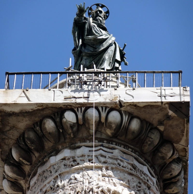 Скульптура  апостола Павла на вершине колонны