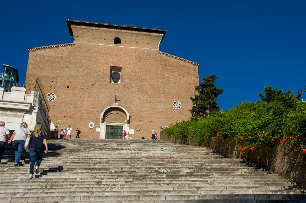 Базилика и Лестница Лоренцо Симоне ди Андреоццо, ведущая к ней