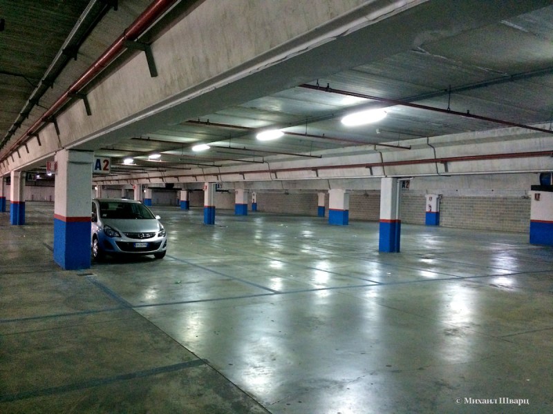 Огромная подземная парковка перед дворцом