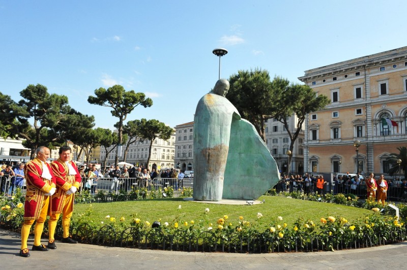 Памятник папе Римскому  (Monumento a Giovanni Paolo II)