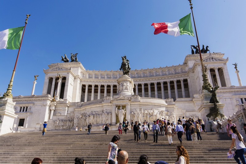 Вид на монумент Витториано со стороны площади Венеции