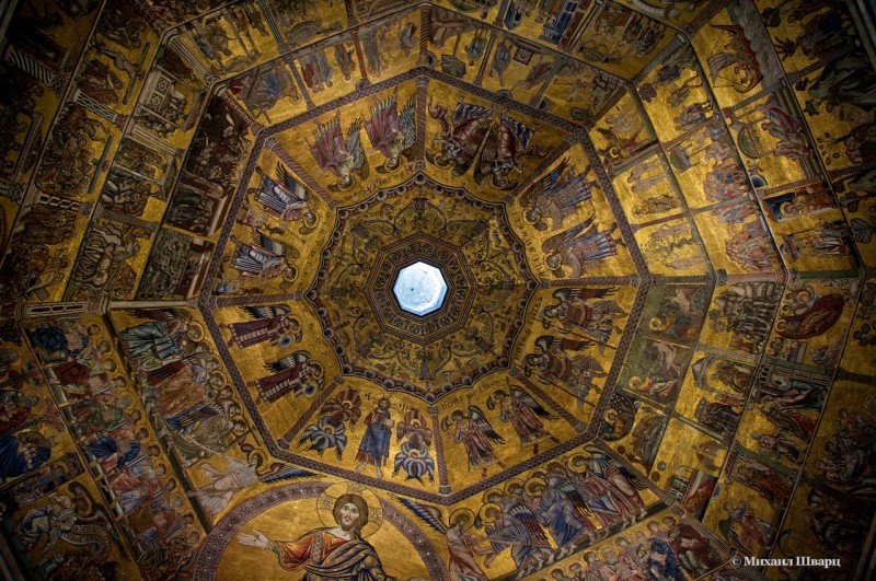 Свод купола, украшеннй византийскими мозаиками XIII—XIV веков. 