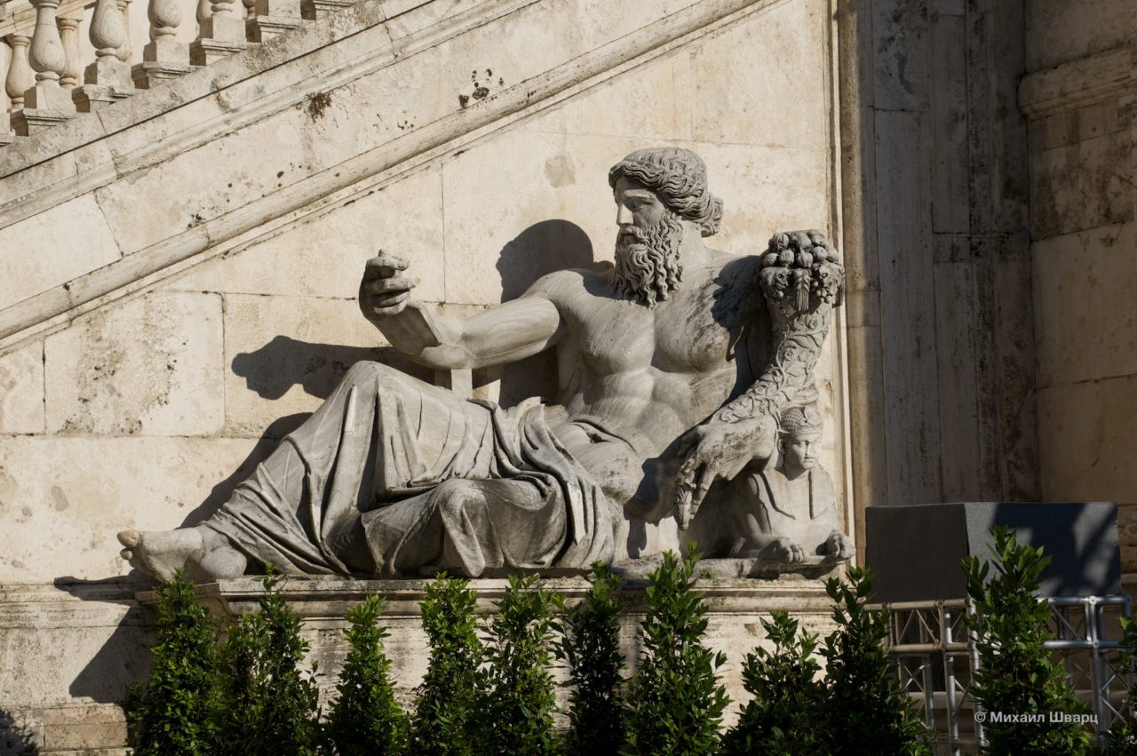 Античная статуи с боку лестницы