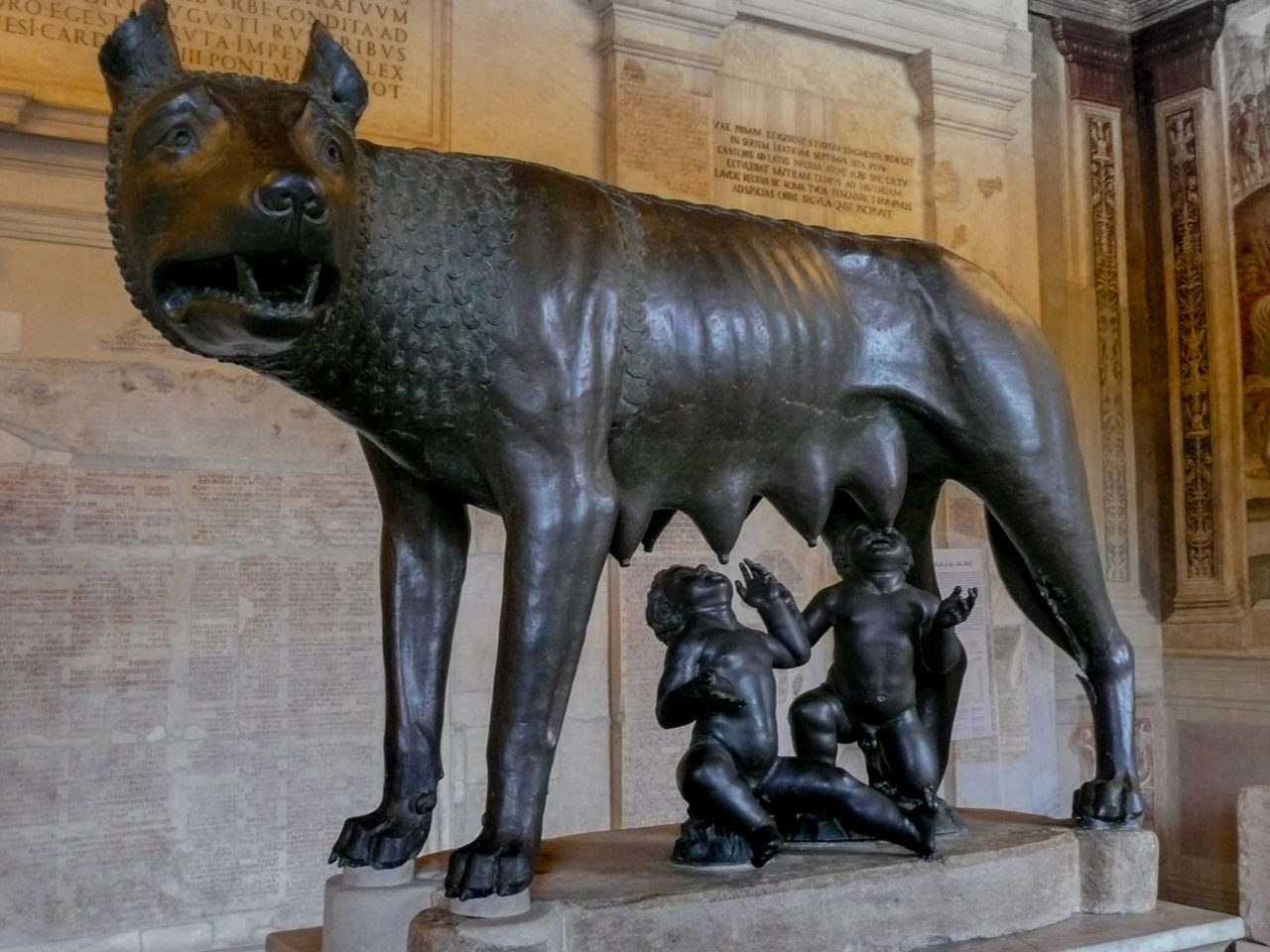 Капитолийская волчица (лат. Lupa Capitolina) (XIII века н. э.), работа скульптора Антонио дель Поллайоло