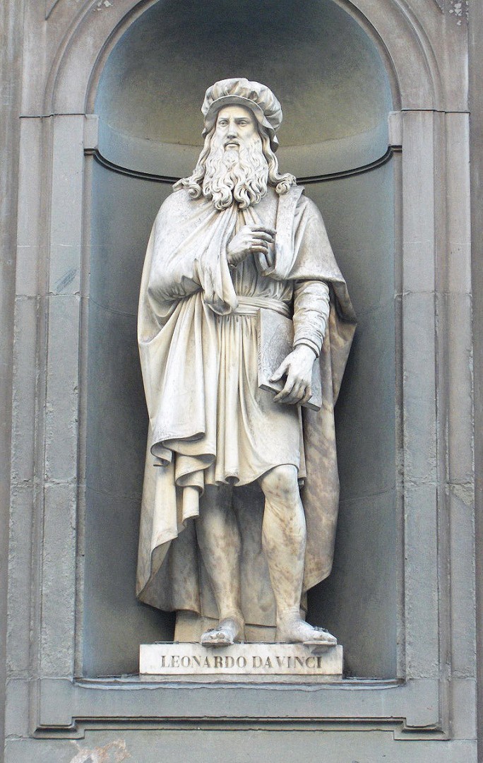 Леонардо да Винчи, одна из статуй великих флорентийцев  на крыльце