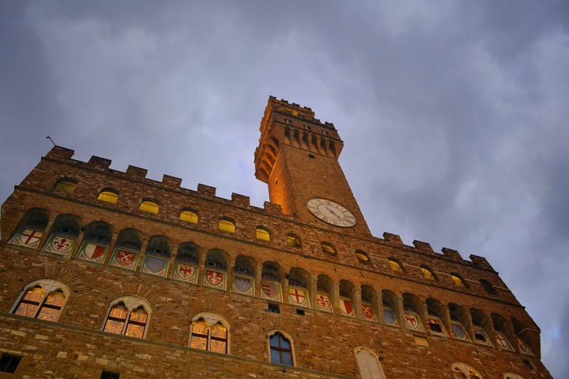 Башня Арнольфо и геральдические символы в нишах под арками