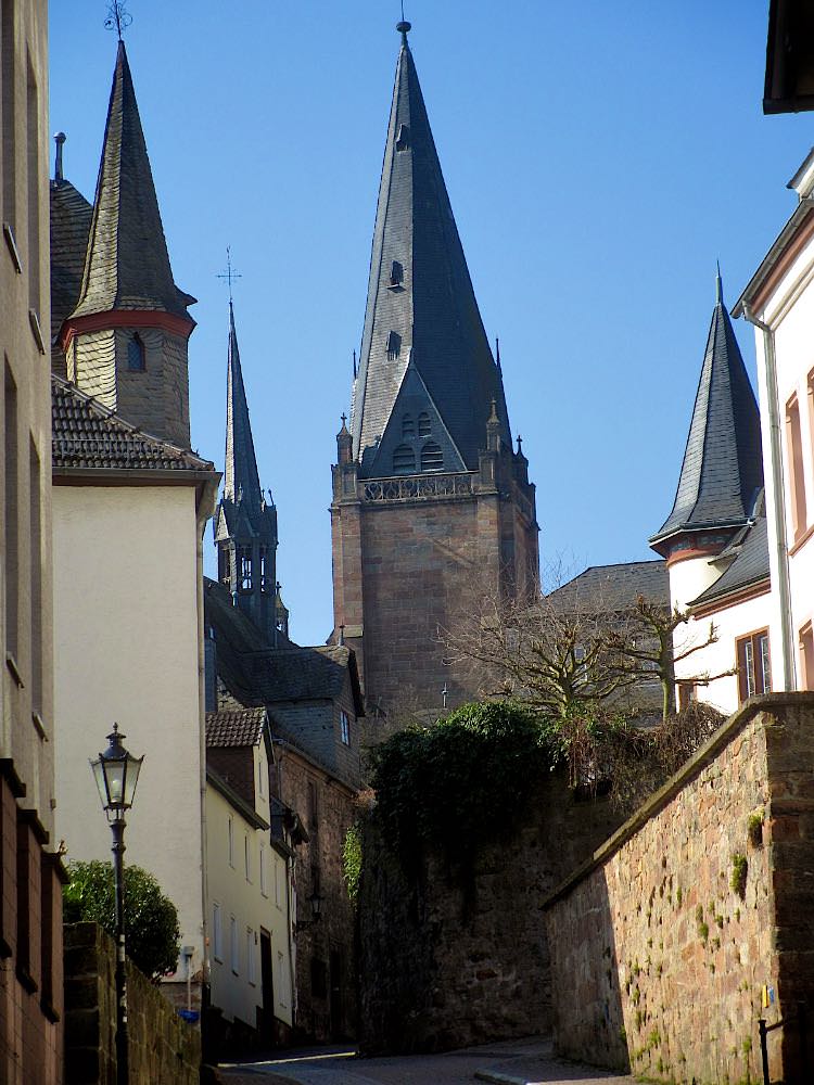 Вид на церковь Пречистой Девы Марии с дороги к замку