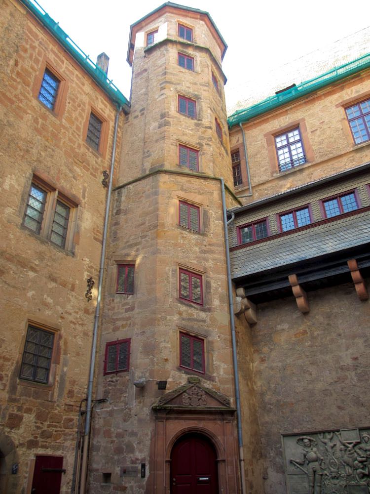 Башня во внутреннем дворе замка