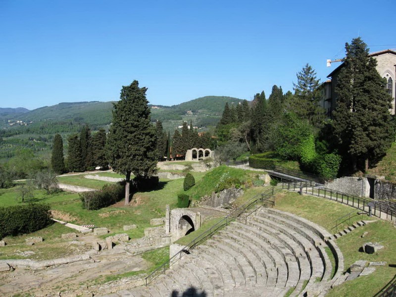 Римский театр на 3000 мест, построен в I в. до н. э., входит в Археологическую зону