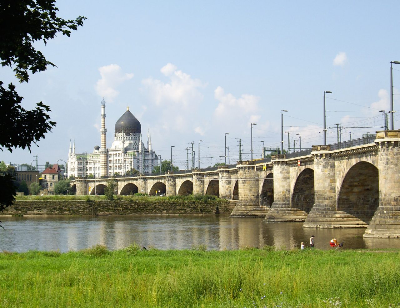 Фабрика на фоне моста Marienbrücke